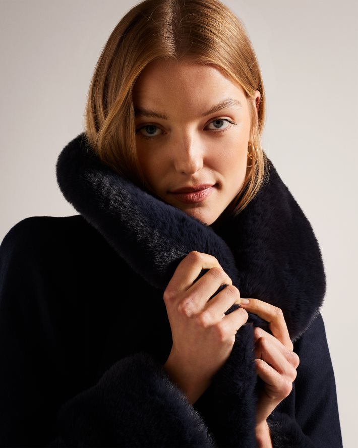 être Ted Baker femmes manteau ceinturé loleta avec col et poignets en fausse fourrure marine FR8J42422 vêtements