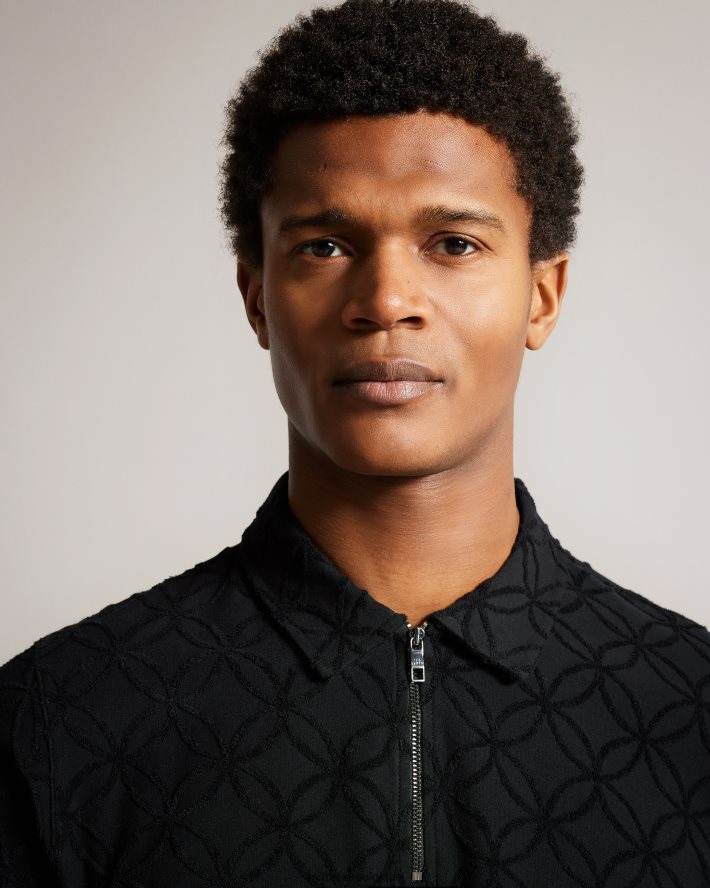 être Ted Baker Hommes polo marocain zippé à manches courtes en jacquard noir FR8J421297 vêtements